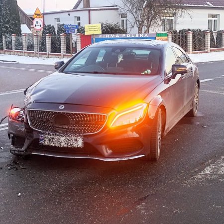 Kolizja w Zamościu, gm. Troszyn. Zderzenie toyoty i mercedesa [ZDJĘCIA]