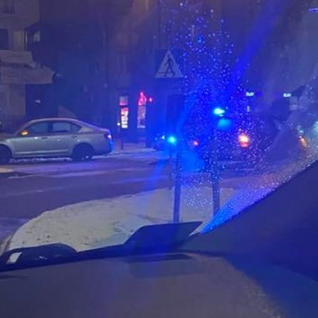 Pijany 33-latek rozbił się o wysepkę przed rondem w centrum Ostrołęki [ZDJĘCIA]