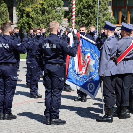 Nowi policjanci rozpoczną służbę w Ostrołęce. Są już po ślubowaniu [WIDEO, ZDJĘCIA]