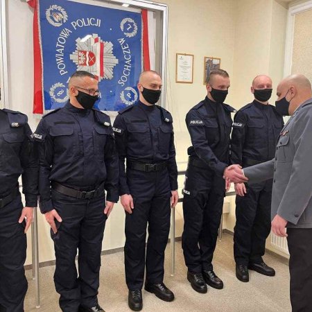 Nowi policjanci złożyli ślubowanie. Jeden z nich będzie służył w Ostrołęce [WIDEO, ZDJĘCIA]