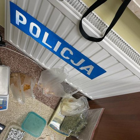 W Ostrołęce zatrzymano narkotykowego dilera. U 27-latka znaleziono tysiąc porcji narkotyków