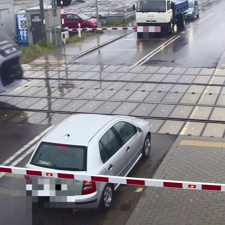 82-letni kierowca wjechał za zamknięte rogatki. Mogło dojść do tragedii [WIDEO]