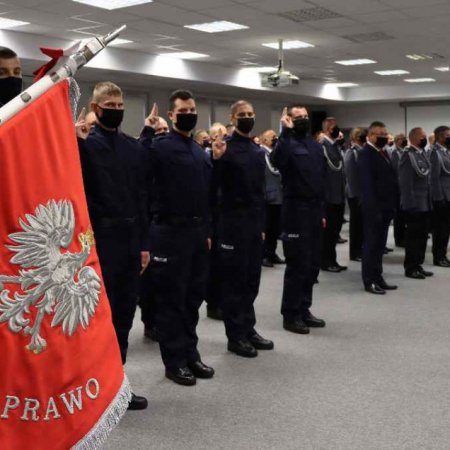 Nowy policjant w szeregach ostrołęckiej komendy. Odznaczenia dla zasłużonych funkcjonariuszy [ZDJĘCIA]