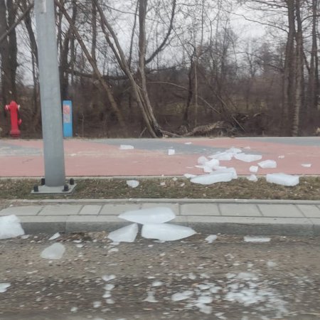 Kierowcy ciężarówek nie odśnieżają przyczep, okolice rond w Ostrołęce pełne brył lodu [ZDJĘCIA]
