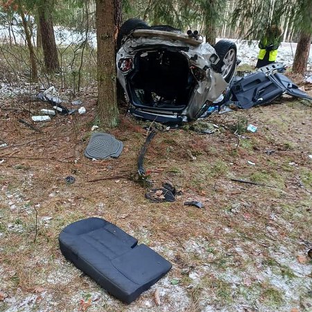 Wypadek na lokalnej drodze. W akcji ratunkowej śmigłowiec LPR [ZDJĘCIA]