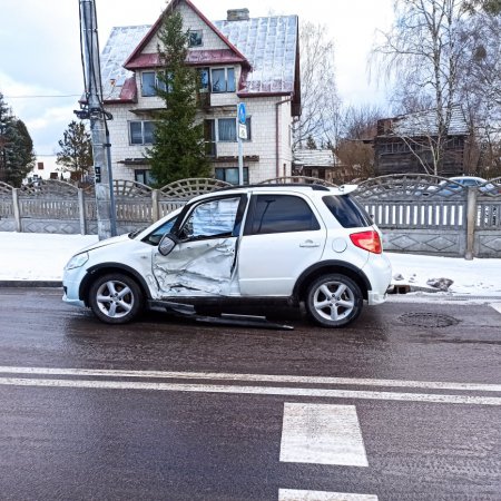 Kolizyjny poranek na drogach w regionie. Kraksa na ulicy Padlewskiego w Ostrołęce [ZDJĘCIA]