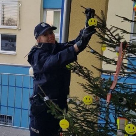 Odblaskowa choinka zgodnie z tradycją stanęła przed ostrołęcka komendą policji