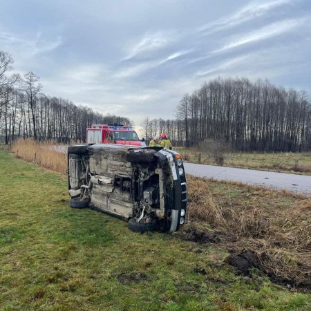 Wypadek w Golance. BMW wypadło z drogi. Niemowlę zabrane do szpitala [ZDJĘCIA]