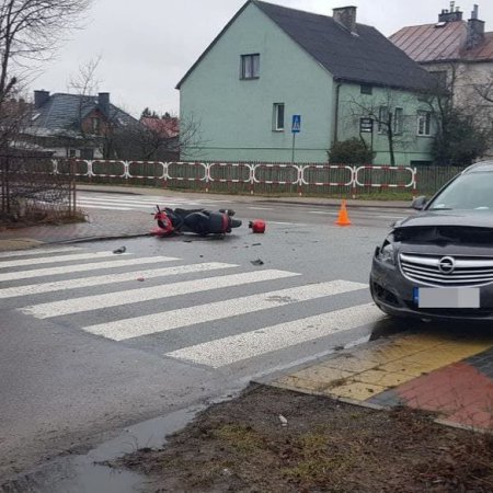 Zignorował STOP i zderzył się ze skuterem. Poszkodowane dwie osoby [ZDJĘCIA]