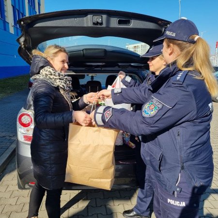 Ostrołęccy policjanci wsparli rodzinę z Ukrainy. To była ich prywatna inicjatywa [ZDJĘCIA]