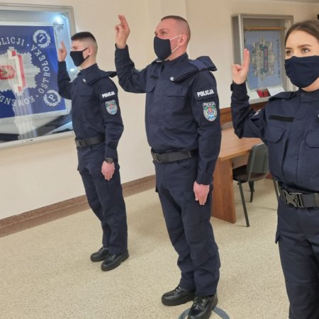 Troje nowych policjantów zasiliło szeregi ostrołęckiej komendy [ZDJĘCIA]