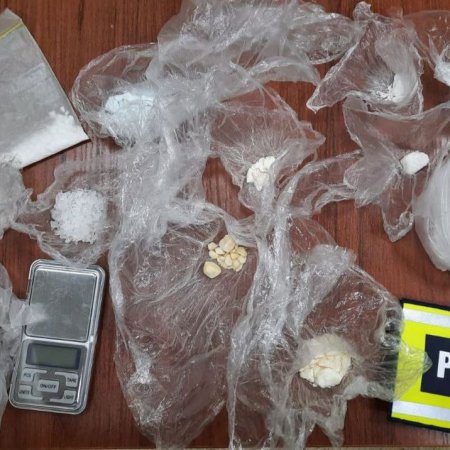 Ostrołęccy policjanci zatrzymali młodego dilera narkotykowego. Miał ponad 600 dawek amfetaminy 