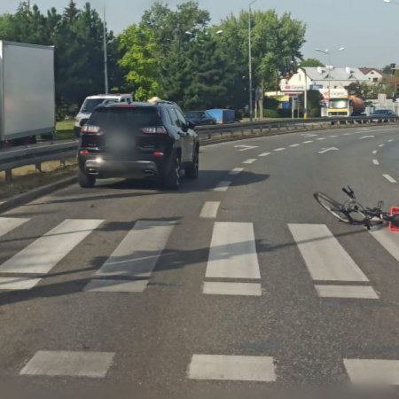 Potrącenie rowerzysty przy hali sportowej. Senior zabrany do szpitala