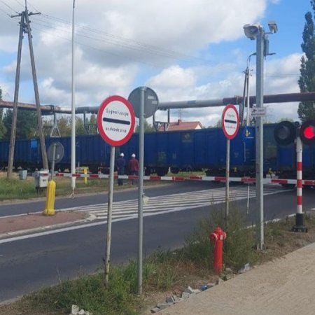 Pociąg zablokował drogę krajową 61! Na przejeździe w Ostrołęce wykoleił się wagon