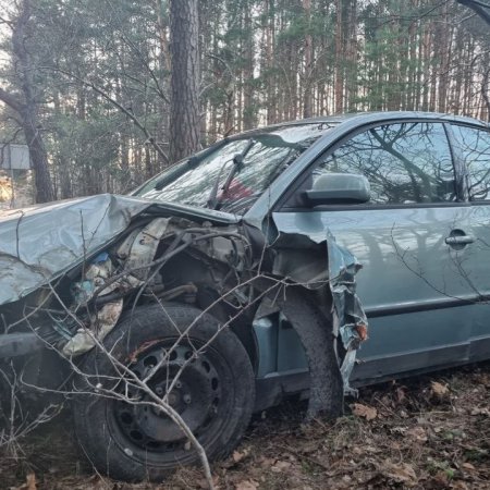 Policyjny pościg za nastoletnim piratem drogowym. 18-latek rozbił auto o drzewo! [ZDJĘCIA]