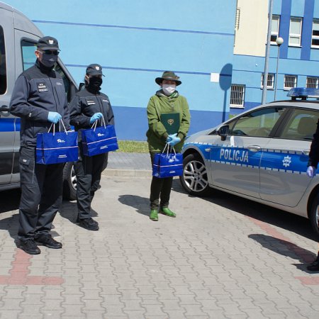 Maseczki uszyte przez więźniów trafiły do ostrołęckich policjantów [ZDJĘCIA]