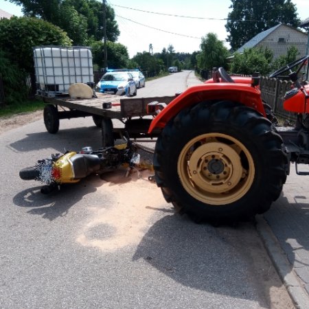 Zderzenie ciągnika z motocyklem. Kierowca jednośladu trafił do szpitala [ZDJĘCIA]