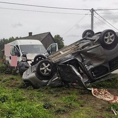 Poważny wypadek w Dzbeninie. Siła uderzenia furgonetki przewróciła osobówkę na dach! [ZDJĘCIA]