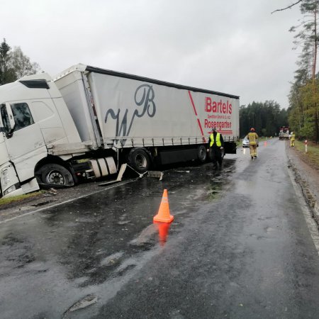 Groźny wypadek z udziałem dwóch ciężarówek. Było blisko tragedii [ZDJĘCIA]