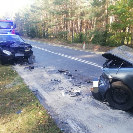 Czołowe zderzenie osobówek w Serafinie. Poszkodowane trzy osoby [ZDJĘCIA]