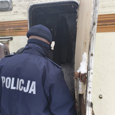 Policjanci z Ostrołęki uratowali trzy skrajnie wychłodzone osoby