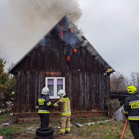 Pożar w Myszyńcu Starym. Ogień trawił drewniany budynek mieszkalny [ZDJĘCIA]
