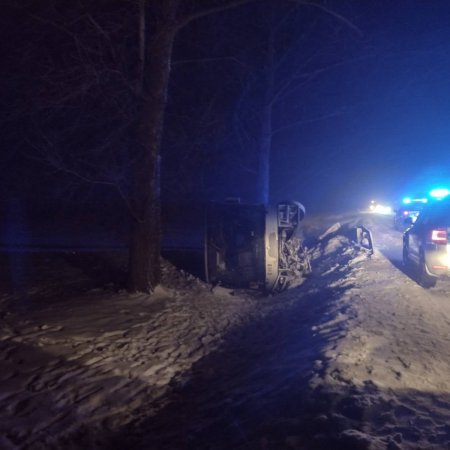 Autobus wypadł z drogi. Kilkoro pasażerów trafiło do szpitala [ZDJĘCIA]