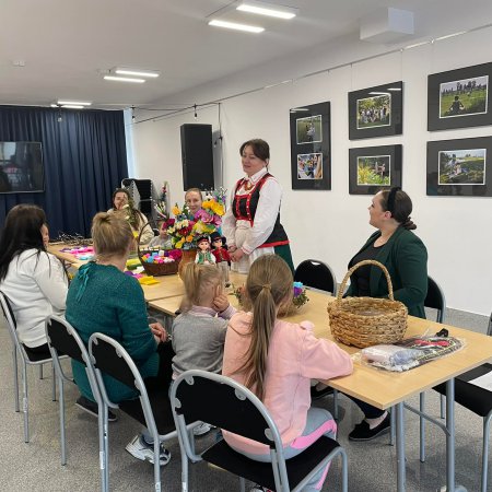 Dzieci z Ukrainy uczyły się wykonywania Kurpiowskiej Palmy Wielkanocnej [ZDJĘCIA]