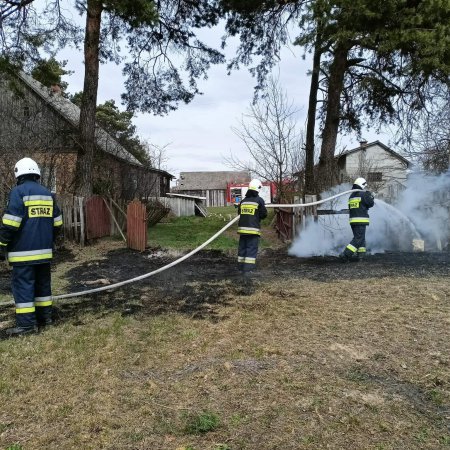 Pożar w Brzozówce. Ogień niebezpiecznie zbliżył się do zabudowań