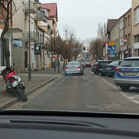 Porzucił rozbity motocykl i uciekł. Właściciela szuka policja [ZDJĘCIA]