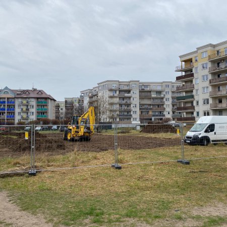 Mieszkańcy bloku nie chceli tu boiska. Budowa właśnie ruszyła