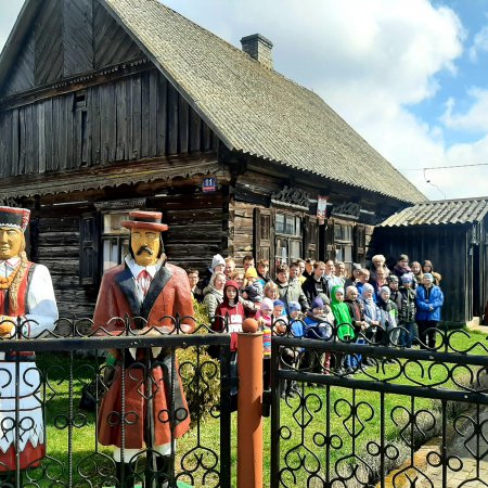 Lekcja historii na żywo. Uczniowie zwiedzili kurpiowską chatę