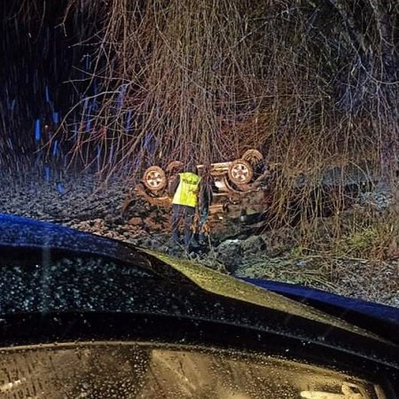 Pijany kierowca dachował w przydrożnym rowie. Z obrażeniami ciała trafił do szpitala [FOTO]