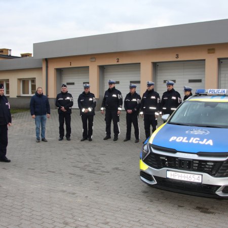 Nowa kia wjechała do makowskiej komendy policji [ZDJĘCIA]