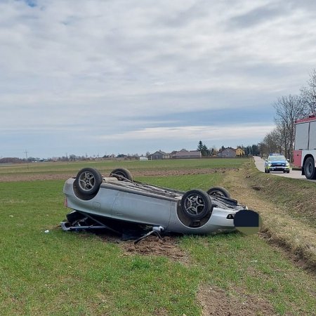 Niebezpieczny wypadek. Kierowca skody popełnił błąd, po którym dachowała toyota! [ZDJĘCIA]