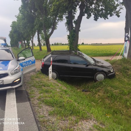 Pijany wyprzedzał na DK-61. Skończył w rowie, a później... w areszcie