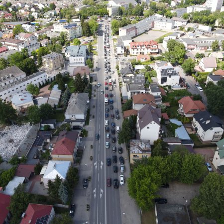 Korkują się drogi wyjazdowe z Ostrołęki. Swoje trzeba odstać, mimo wsparcia straży miejskiej [ZDJĘCIA]