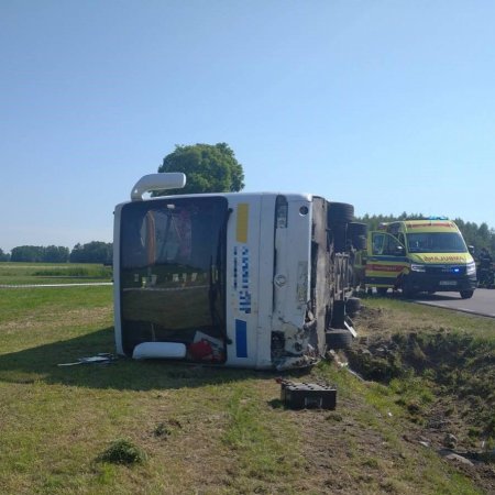 Wypadek szkolnego autobusu. 6 dzieci trafiło do szpitala