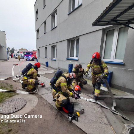 Akcja strażaków w ostrowskiej komendzie policji. Z budynku ewakuowano kilkadziesiąt osób [ZDJĘCIA]