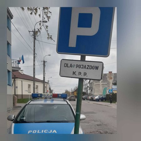 Co za gość! Policjanci zabrali mu prawo jazdy, a ten przyjechał autem pod komendę i zaparkował na miejscu… dla radiowozów!