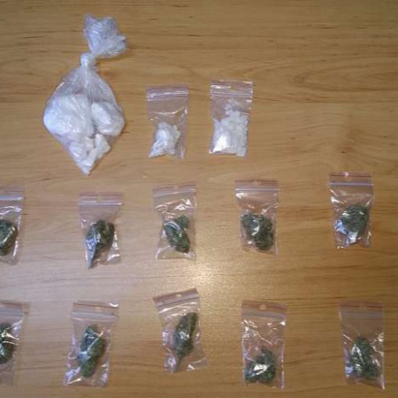 Narkotyki i nielegalne papierosy w mieszkaniu 44-latka