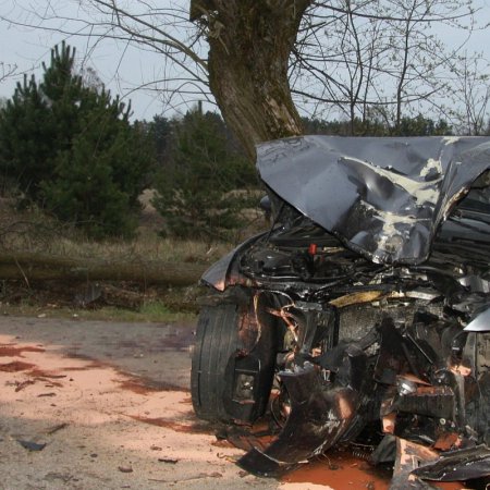 Rozbite bmw, 4 osoby poszkodowane. Wśród rannych 10-letnie dziecko. Za kierownicą 18-latek!