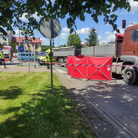 Tragiczny wypadek w Ostrołęce. Rowerzystka dostała się pod koła ciężarówki [WIDEO, ZDJĘCIA]
