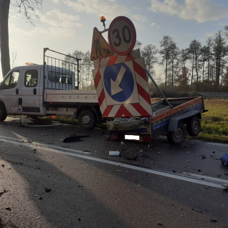 Poważny wypadek. Osobówka najechała na przyczepę służby drogowej [ZDJĘCIA]