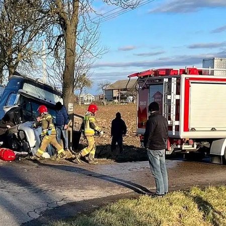 Tragedia na drodze. 48-latek zginął po czołowym zderzeniu z ciężarówką! [ZDJĘCIA]