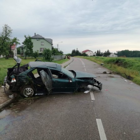 Śmiertelny wypadek: 21-letni kierowca bmw wypadł z auta po uderzeniu w skarpę!
