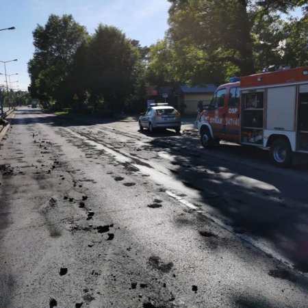 Utrudnienia na jednej z głównych ulic w Ostrołęce. Na jezdni leżał rozsypany węgiel [ZDJĘCIA]