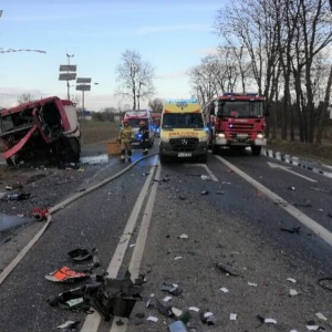 Groźny wypadek na DK 61. Zderzyły się dwie ciężarówki! Są OBJAZDY