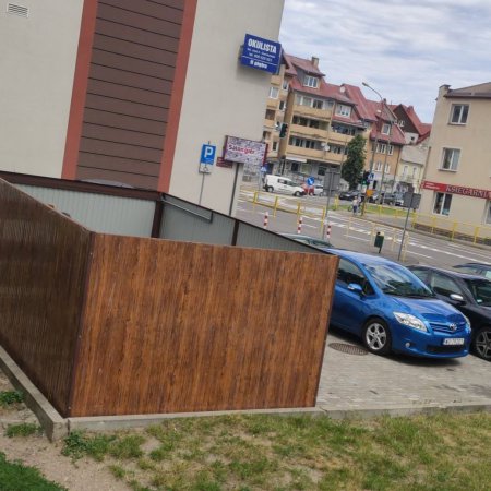 Nielegalny garaż obok wieżowca przy Goworowskiej. Interweniował nadzór budowlany