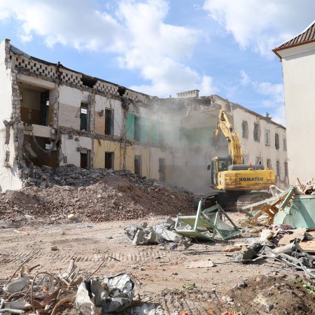 Trwa wyburzanie budynków po starej komendzie [ZDJĘCIA]